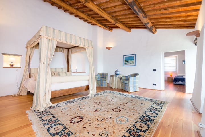 The villa white bedroom - king size four posted bed