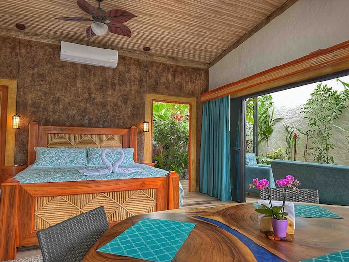 Luxury getaway villa, KING size bed, breathtaking outdoor shower, spacious terrace, PRIVATE JACUZZI, full kitchen, fast wifi, Smart TV, parking on premise, just couple blocks away from La Fortuna downtown.