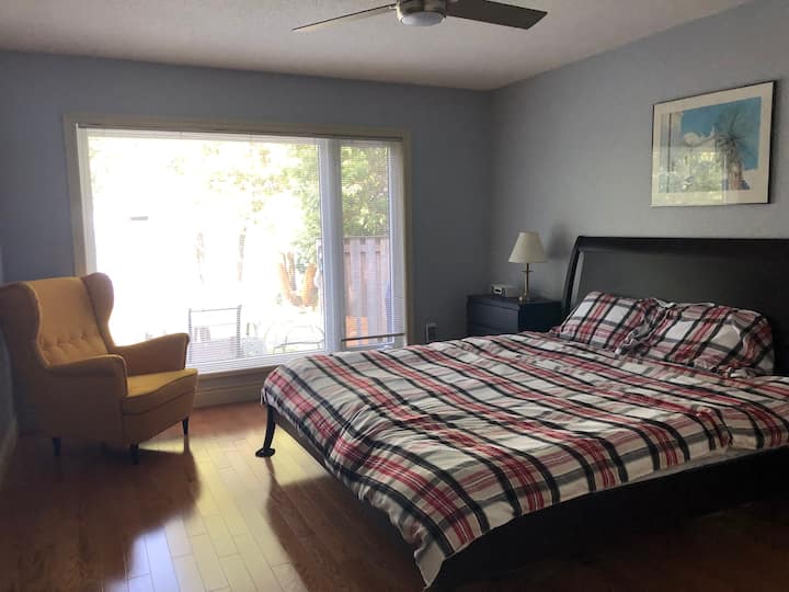 חדר שינה עם נוף לאגם, חדר שינה גדול עם מיטת קספר גדולה. 