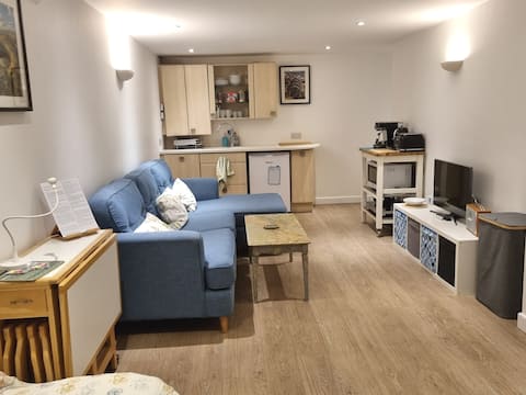 Successful Airbnb property: Scandi-style basement studio near Sheffield Uni in Walkley