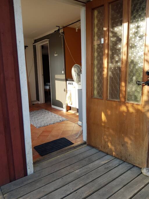 Du har egen ingång med dörr som går att låsa.