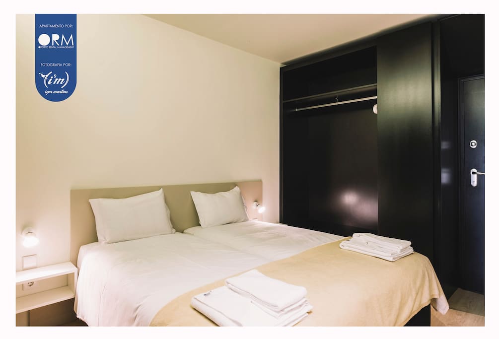 Bedroom with 2 single beds