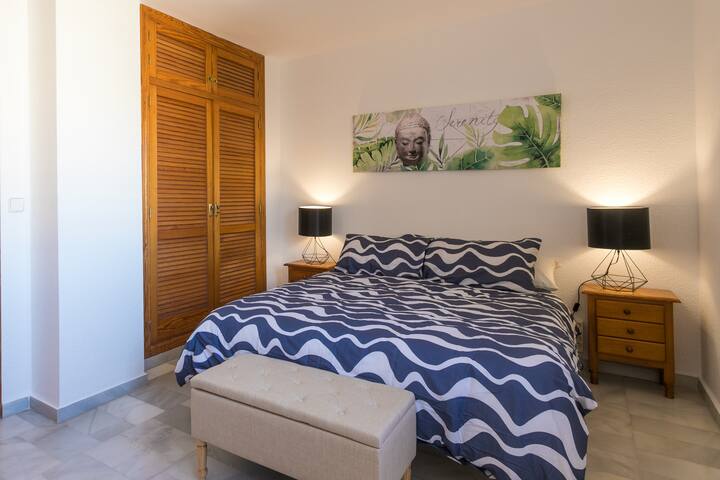 Chambre spacieuse pour se détendre, avec des lits doubles.