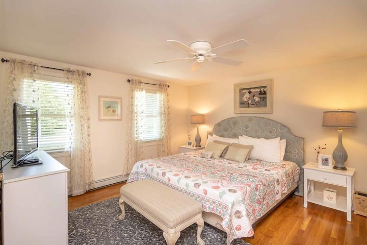 带套内卫生间的主卧套房。