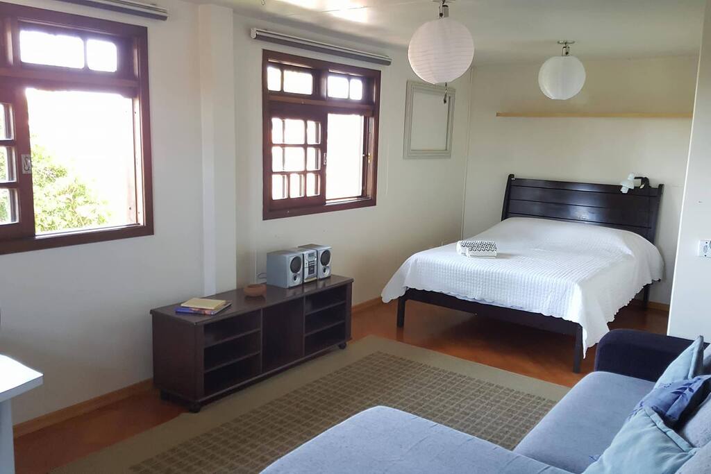 Quarto e sala conectados (com cama de casal e sofá)