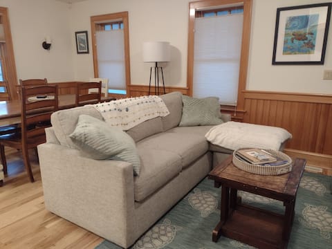 Popular Airbnb listing: Dog-Friendly Retreat~6 Min Walk to Beach + Sunsets in Waves