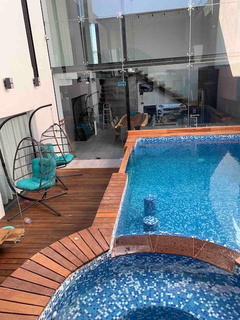 Beautiful modern downtown house with a private pool.