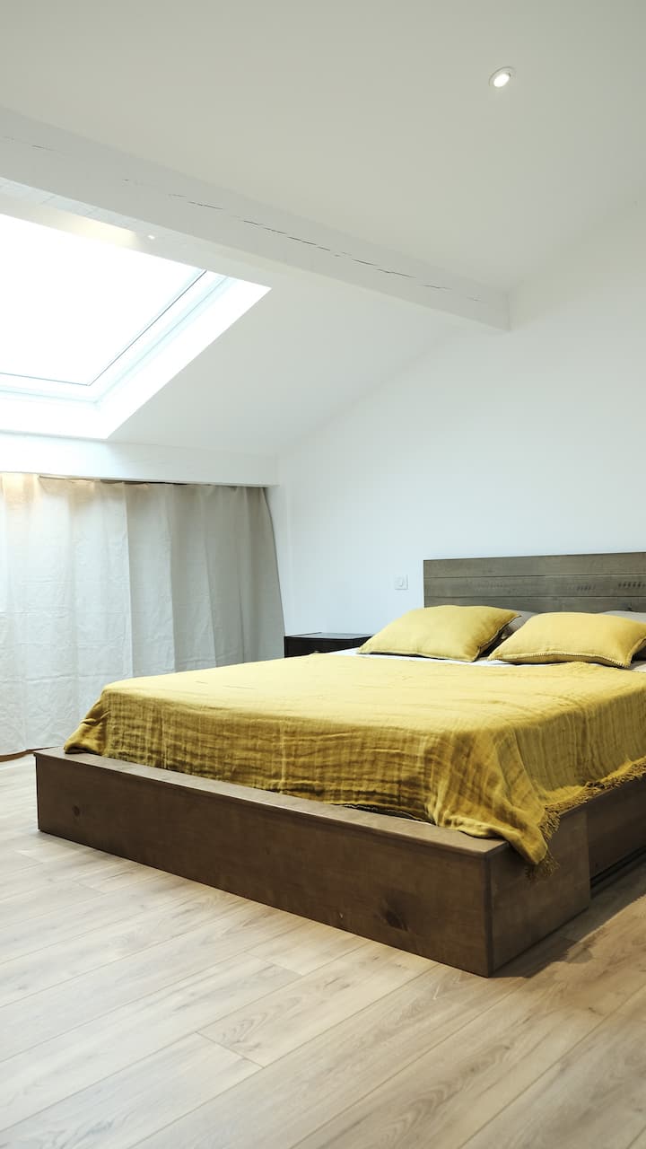 Chumba kikubwa cha kulala cha 2 ghorofani(kitanda 160) kinachounganisha na bafu la 2 (ghorofani)