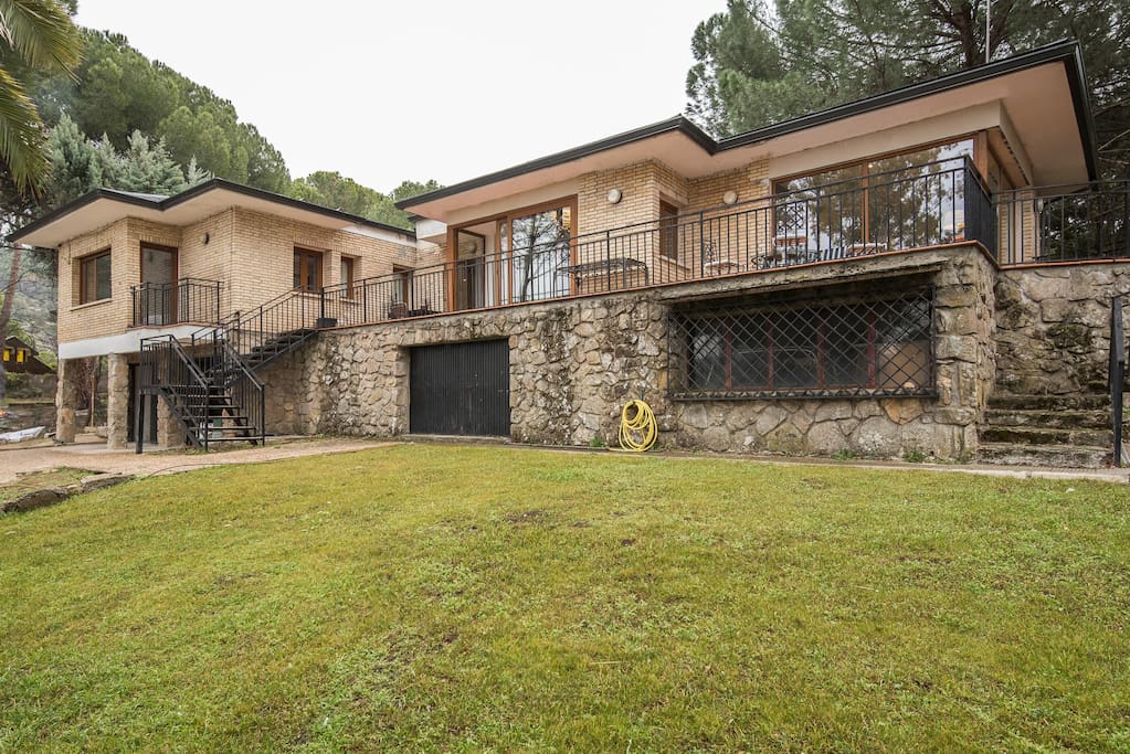 Exterior casa Pantano San Juan, divida en dos zonas, habitaciones y baños y la zona de las cristaleras es cocina y salon unidos.