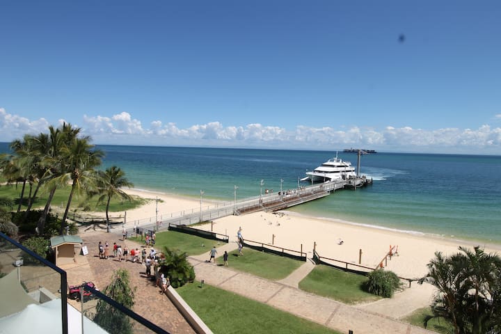 Deep Blue 11 – Beachfront Apartment