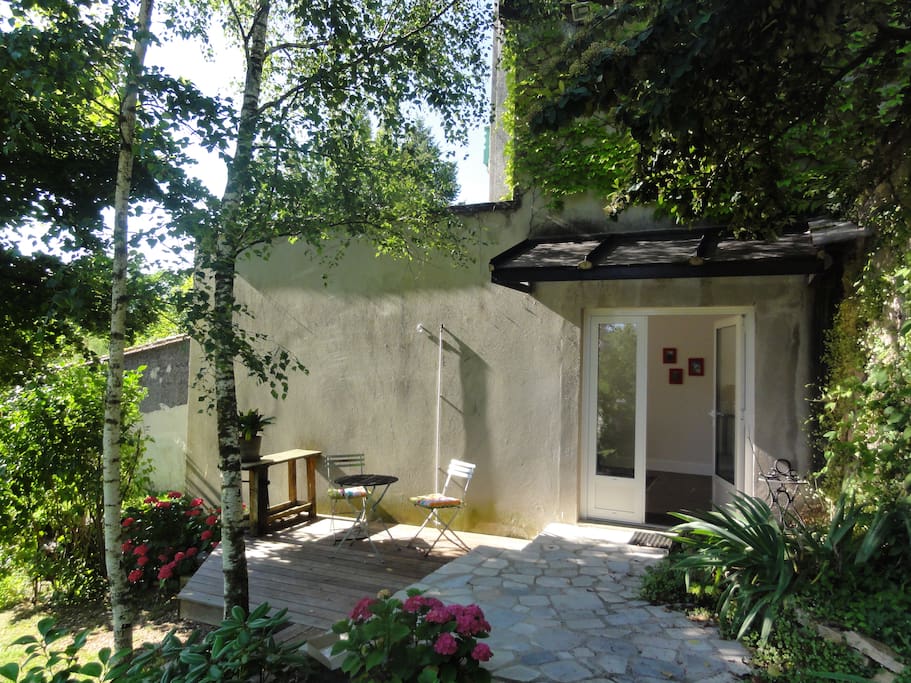 Un vieil escalier de pierres vous amène à votre terrasse et entrée de votre logement indépendant.