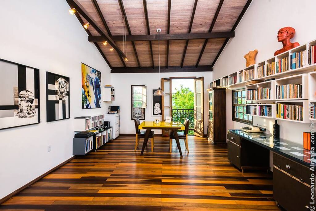 Piso superior da casa da frente. Escritório.