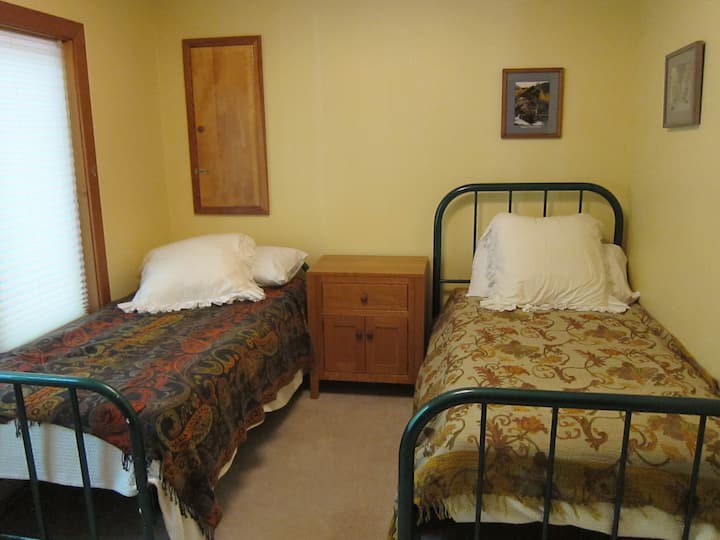 Spálňa na prízemí s oddelenými posteľami.