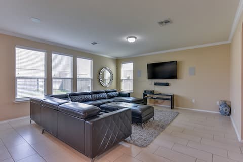Top performing Airbnb: The White House 3500 SF in Del Valle East