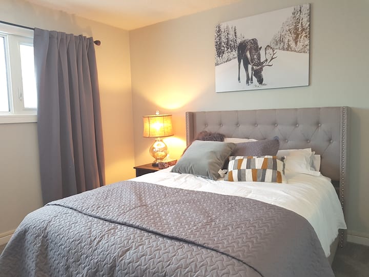 1 ห้องนอนพร้อมตู้เสื้อผ้าและสมาร์ททีวีขนาด 40 นิ้ว