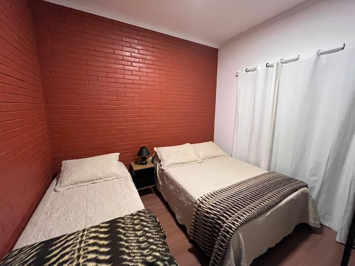 chumba 02. chenye kitanda cha watu wawili na kitanda cha mtu mmoja, televisheni 1 