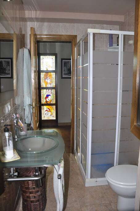 Baño con ducha y lavadora/secadora en planta baja