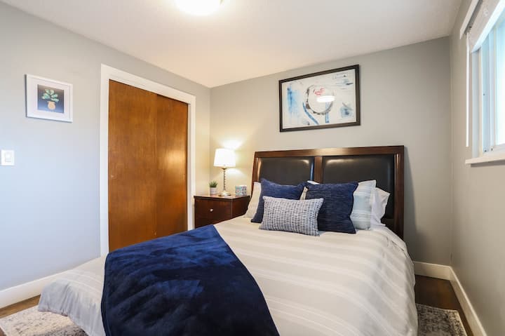 ¡Escapa a la comodidad en el segundo dormitorio de arriba! Disfruta de una acogedora cama tamaño king, un amplio espacio en el armario y un espejo de cuerpo entero, perfecto para prepararte para tu próxima aventura. ¡Un refugio tranquilo te espera! ️✨ #RelaxInStyle #CozyComfort
