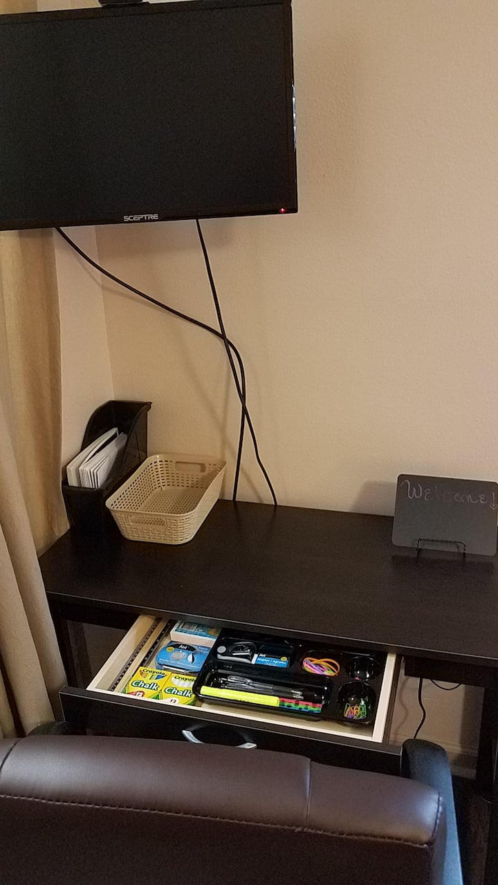 CHAMBRE PRIVÉE :
poste de travail pour l'heure de votre ordinateur avec une station de recharge téléphonique. Tous les petits articles nécessaires que vous devrez peut-être utiliser dans un bureau.  La télévision est également un lecteur CD sur le côté afin que vous puissiez apporter des CD. Il y a ROKU en haut de la page.