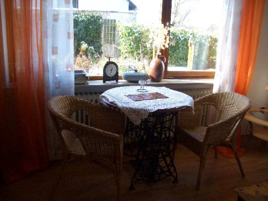 Beim Frühstück
schöner Blick zum
Garten. Natürlich dürft ihr den Garten auch nutzen. Z. B. auch Grillen.