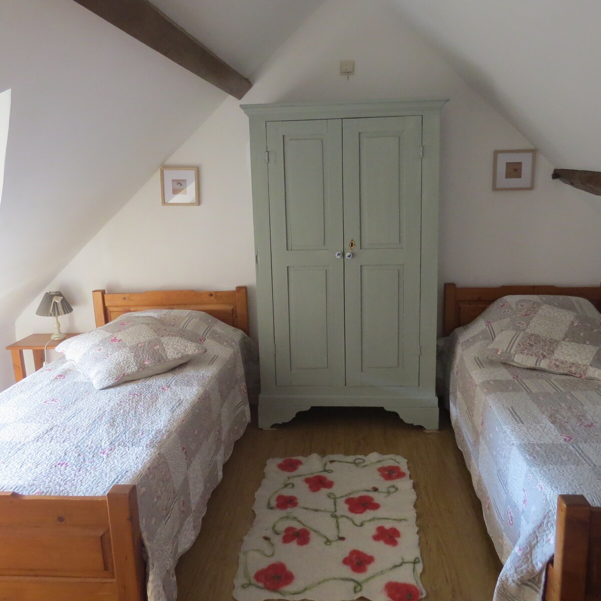 spálňa 2 samostatné lôžka na poschodí