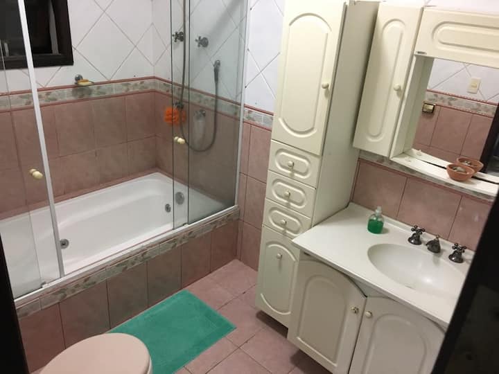 حمام داخلي بغرفة نوم 1: حمام بحوض استحمام ساخن...