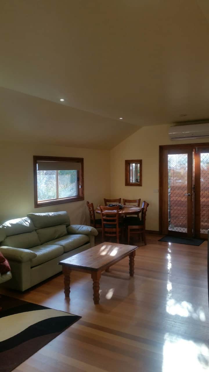 სასადილო და საცხოვრებელი სივრცე