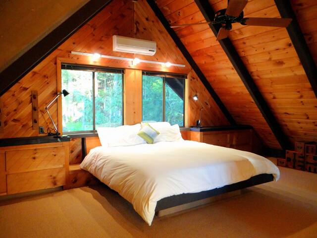 Master Bedroom (3rd Fl)