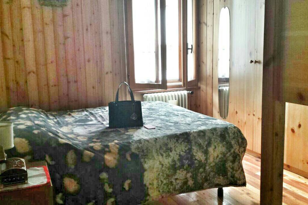 Camera da letto con un letto matrimoniale e un letto a castello