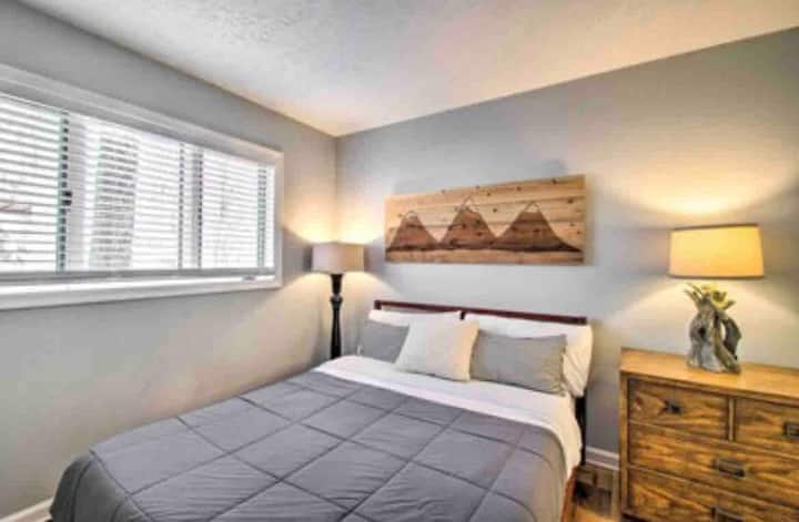 Главна спална соба на 1 кат со душек од брачна мемори пена. Обезбедена е постелнина. Бања во прилог.