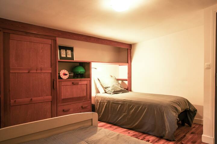 Chumba cha kulala vitanda viwili vya mtu mmoja ghorofa ya 2