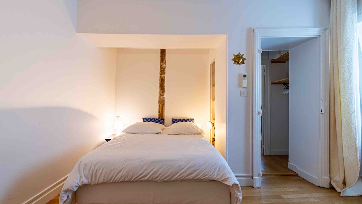 Super cocooning room with its tv screen and comfortable bed (140*200) 