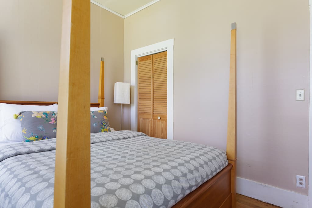 5 Star Amenities: fluffy towels, soft linens, and different sizes of pillows.