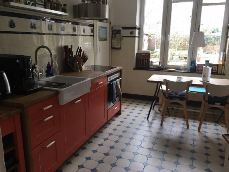 Modern und alt zieht sich durch´s ganze Haus.
Gemeinsam Kochen und Essen zelebrieren wir als Familie. Komm dazu oder mach dein Ding...wie du magst.
We mixed modern and old in the house. Cooking and eating together is very important for our family. If you want to be with us, you are invited. If not, make your own thing-like you want.