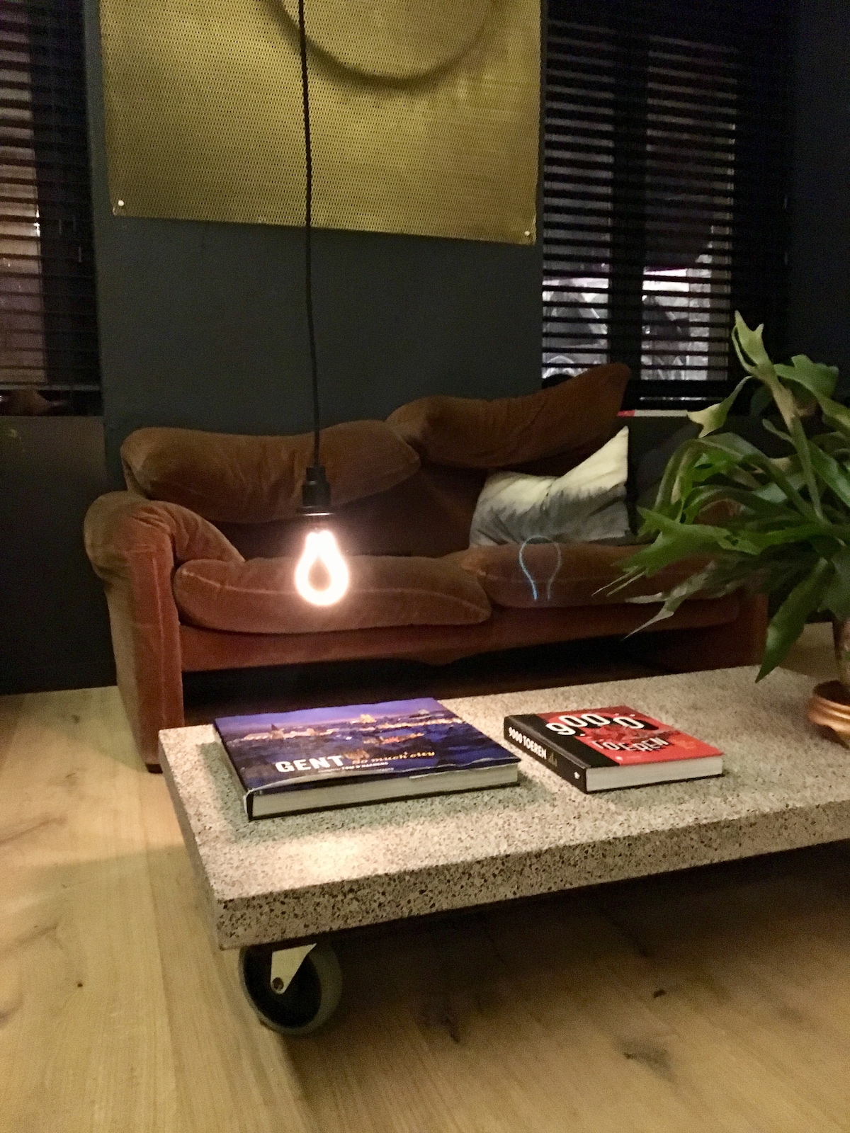 Sitting area with TV at Bed Resort Belfort in Ghent