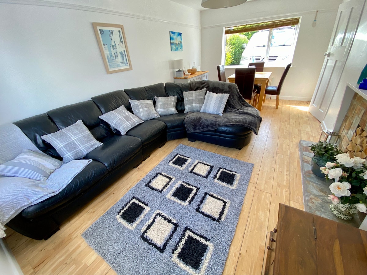 Popular Airbnb listing: A beautiful refurbished Cornish Cottage with Patio in Falmouth