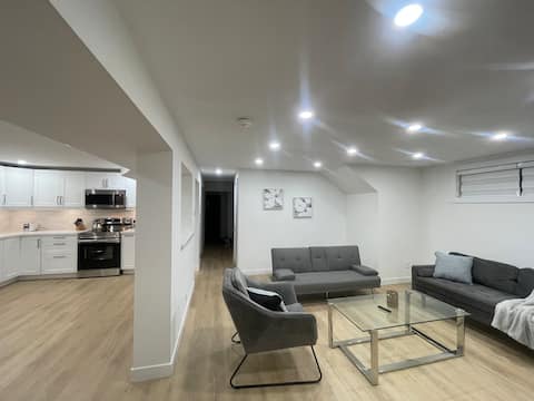 Top performing Airbnb: Modern & spacious 3 bedroom 1 bath 2 free parking in Etobicoke Centre