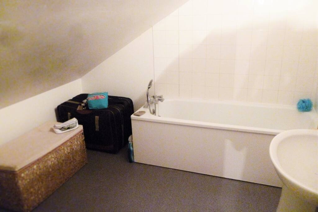Salle de bain avec Baignoire et toilette