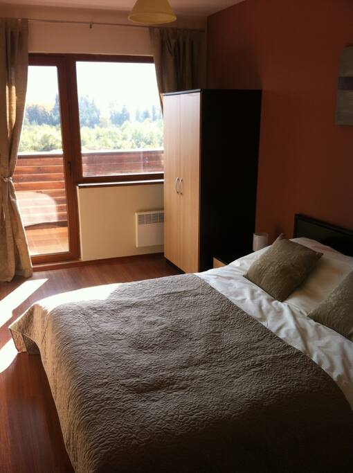 Bedroom with balcony overlooking the Glazne river and gondola