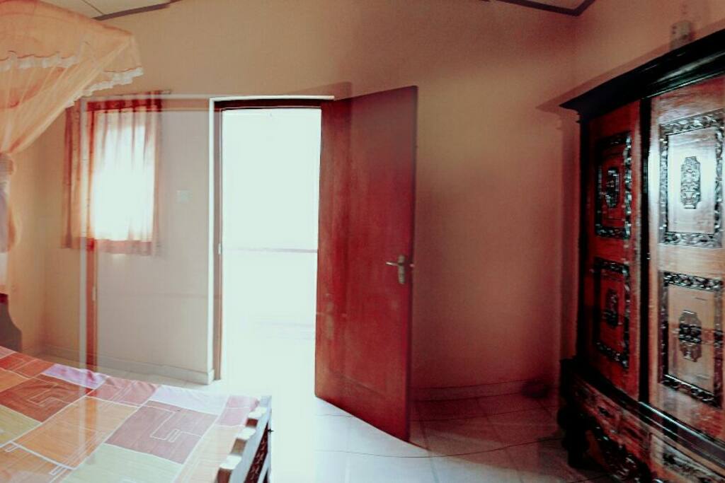 双人间,全部使用斯里兰卡雕花家具,带小阳台。方便看日出。