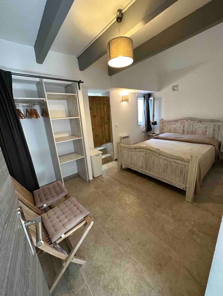 Спална соба 1 со брачен кревет 160 x 200 x 200 и приватна бања