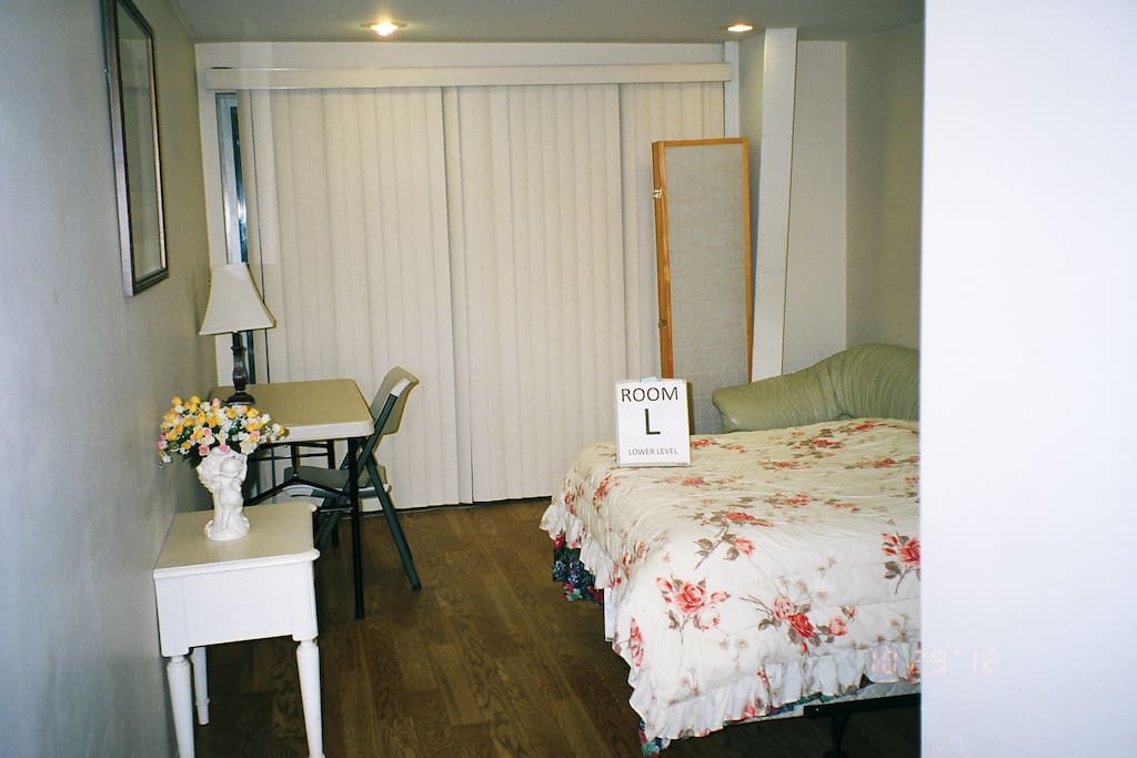 Room L (191 sq ft) Double Bed and a Sink
