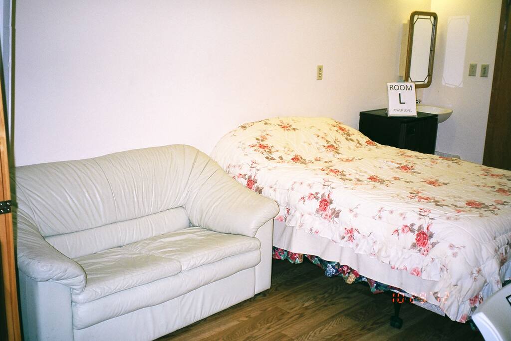 Room L (191 sq ft) Double Bed and a Sink