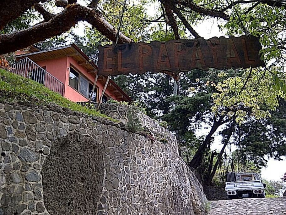 Area de parqueo superior se debe tener cuidado al salir por la ubicacion y declive