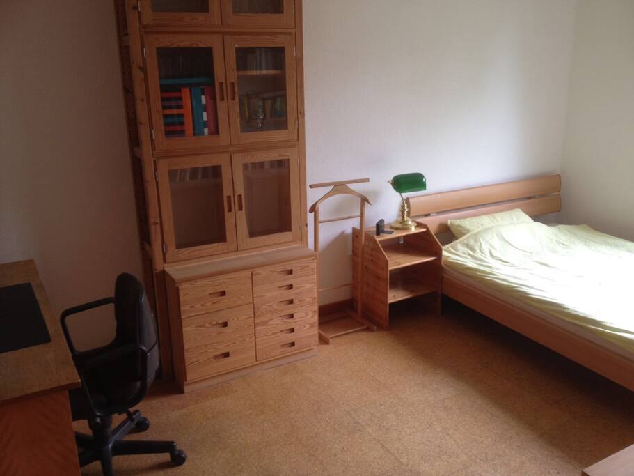 Room facing the front door (2)