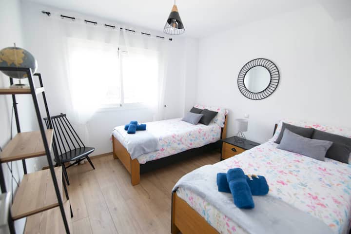 Dormitorio con dos cómodas camas de 90cm.
Acogedor y cálido.