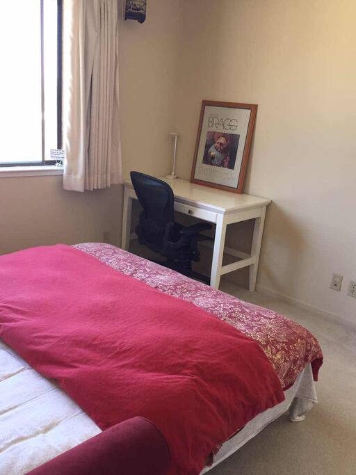 Bedroom w/ 1 Queen bed