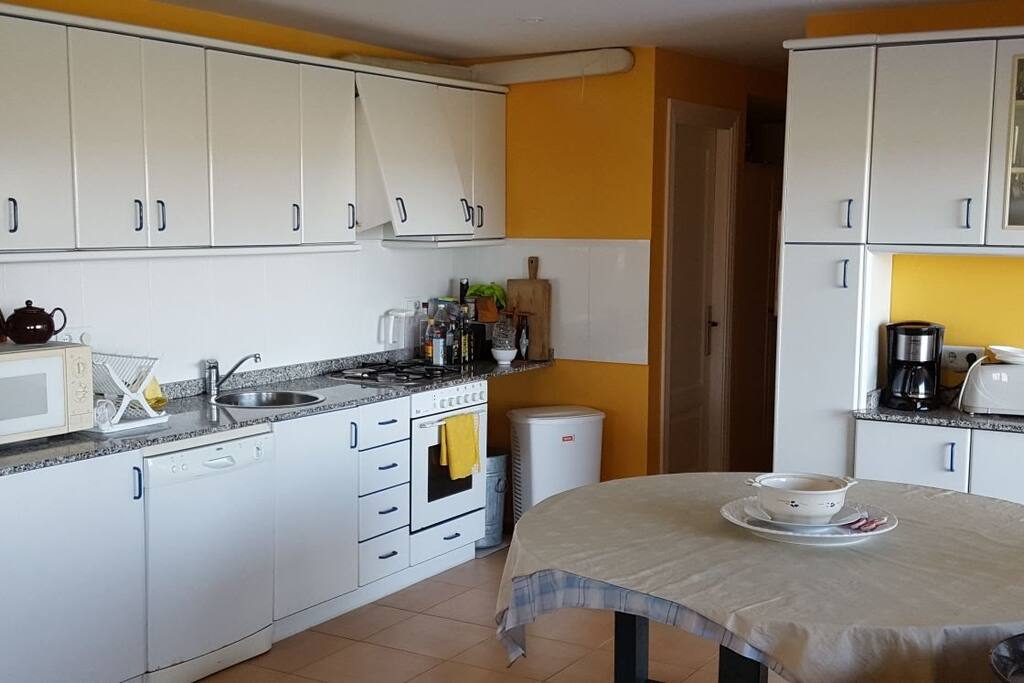 Cocina completa, con 4 fuegos, horno y lavaplatos
