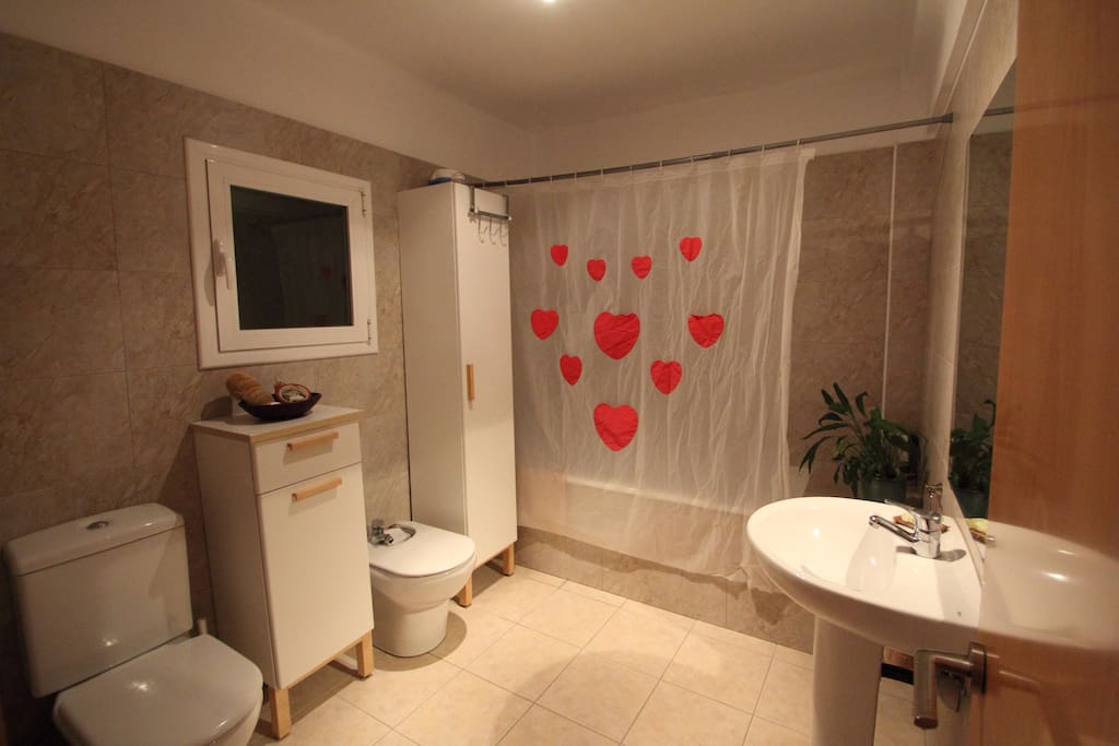 Baño a compartir con anfitrión.