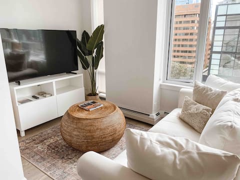 Luxurious city oasis: steps to ocean, food & shops